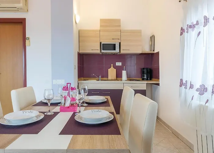 2 Bedroom Amazing In Πούλα