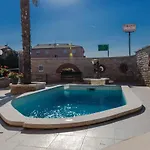 Apartamento Cozy In With Swimming Pool